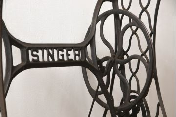 イギリスアンティーク SINGER(シンガー)社　レトロな佇まいがお洒落なミシンの鉄脚(シンガーミシン、ミシンテーブル、ミシン台、バタフライテーブル、英国)(R-069090)