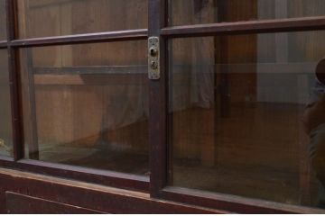 和製アンティーク　人気の薄型!　レトロな佇まいが魅力的な大きな二段重ね収納棚(キャビネット、戸棚、食器棚、飾り棚、店舗什器、引き出し)(R-069103)
