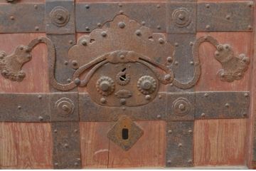 アンティーク建具　総欅(ケヤキ)材　富山産　金具の装飾が立派な格子蔵戸1枚(引き戸、格子戸)(R-069106)