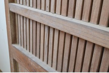 アンティーク建具　総欅(ケヤキ)材　富山産　金具の装飾が立派な格子蔵戸1枚(引き戸、格子戸)(R-069106)