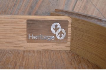 中古　DREXEL HERITAGE(ドレクセルヘリテイジ)　Cameo Classics(キャメオクラシックス)　上品な佇まいが魅力の引き出し付きサイドテーブル(ナイトテーブル、エンドテーブル、ローテーブル、花台、飾り台)(R-069107)