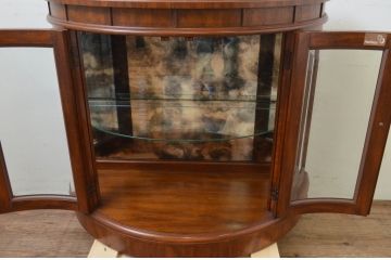 中古　美品　DREXEL HERITAGE(ドレクセルヘリテイジ)　Cameo Classics(キャメオクラシックス)　ハーフムーン(半月型)　照明付き!!美しい曲線デザインに目を奪われるキャビネット(ホールチェスト、サイドボード、サイドキャビネット、飾り棚、ショーケース、収納棚、戸棚、半円型、店舗什器)(R-069108)