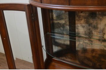 中古　美品　DREXEL HERITAGE(ドレクセルヘリテイジ)　Cameo Classics(キャメオクラシックス)　ハーフムーン(半月型)　照明付き!!美しい曲線デザインに目を奪われるキャビネット(ホールチェスト、サイドボード、サイドキャビネット、飾り棚、ショーケース、収納棚、戸棚、半円型、店舗什器)(R-069108)