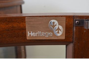 中古　美品　DREXEL HERITAGE(ドレクセルヘリテイジ)　Cameo Classics(キャメオクラシックス)　ハーフムーン(半月型)　照明付き!!美しい曲線デザインに目を奪われるキャビネット(ホールチェスト、サイドボード、サイドキャビネット、飾り棚、ショーケース、収納棚、戸棚、半円型、店舗什器)(R-069108)