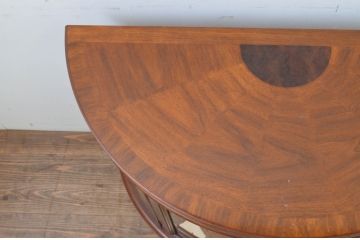 中古　美品　DREXEL HERITAGE(ドレクセルヘリテイジ)　Cameo Classics(キャメオクラシックス)　ハーフムーン(半月型)　照明付き!!美しい曲線デザインに目を奪われるキャビネット(ホールチェスト、サイドボード、サイドキャビネット、飾り棚、ショーケース、収納棚、戸棚、半円型、店舗什器)(R-069108)