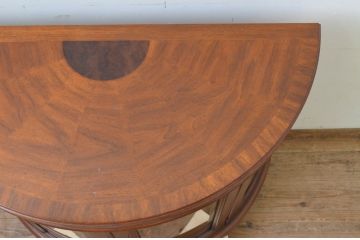中古　美品　DREXEL HERITAGE(ドレクセルヘリテイジ)　Cameo Classics(キャメオクラシックス)　ハーフムーン(半月型)　照明付き!!美しい曲線デザインに目を奪われるキャビネット(ホールチェスト、サイドボード、サイドキャビネット、飾り棚、ショーケース、収納棚、戸棚、半円型、店舗什器)(R-069108)