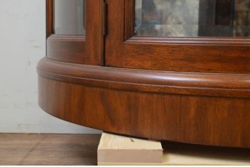 中古　美品　DREXEL HERITAGE(ドレクセルヘリテイジ)　Cameo Classics(キャメオクラシックス)　ハーフムーン(半月型)　照明付き!!美しい曲線デザインに目を奪われるキャビネット(ホールチェスト、サイドボード、サイドキャビネット、飾り棚、ショーケース、収納棚、戸棚、半円型、店舗什器)(R-069108)