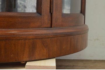 中古　美品　DREXEL HERITAGE(ドレクセルヘリテイジ)　Cameo Classics(キャメオクラシックス)　ハーフムーン(半月型)　照明付き!!美しい曲線デザインに目を奪われるキャビネット(ホールチェスト、サイドボード、サイドキャビネット、飾り棚、ショーケース、収納棚、戸棚、半円型、店舗什器)(R-069108)