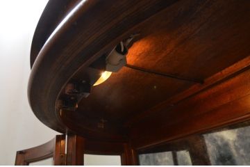 中古　美品　DREXEL HERITAGE(ドレクセルヘリテイジ)　Cameo Classics(キャメオクラシックス)　ハーフムーン(半月型)　照明付き!!美しい曲線デザインに目を奪われるキャビネット(ホールチェスト、サイドボード、サイドキャビネット、飾り棚、ショーケース、収納棚、戸棚、半円型、店舗什器)(R-069108)