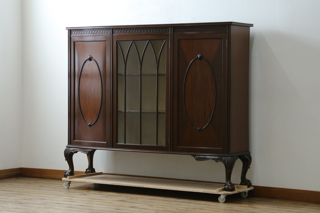 イギリスアンティーク　マホガニー材の美しい杢目が目を引く猫脚のサイドキャビネット　(R-069110)