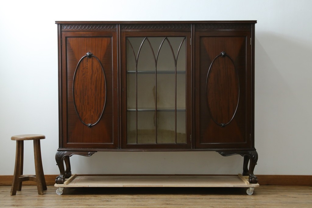 イギリスアンティーク　マホガニー材の美しい杢目が目を引く猫脚のサイドキャビネット　(R-069110)