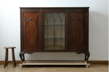 イギリスアンティーク　マホガニー材の美しい杢目が目を引く猫脚のサイドキャビネット　(R-069110)