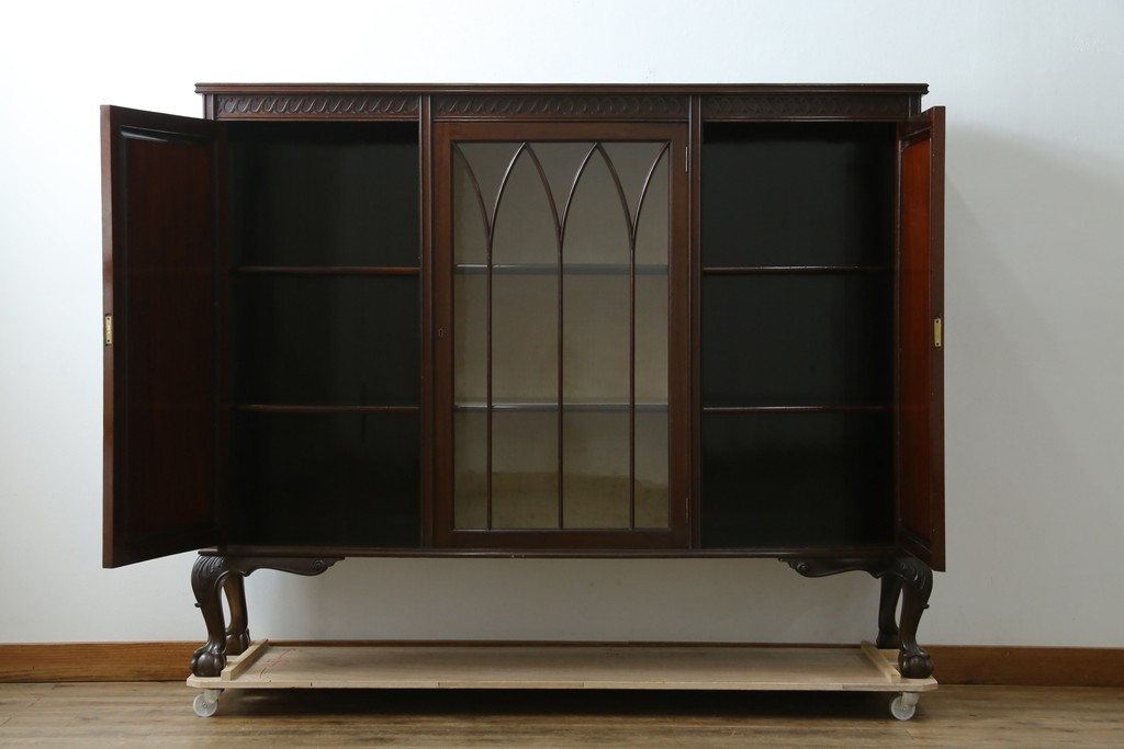 イギリスアンティーク　マホガニー材の美しい杢目が目を引く猫脚のサイドキャビネット　(R-069110)