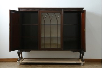 イギリスアンティーク　マホガニー材の美しい杢目が目を引く猫脚のサイドキャビネット　(R-069110)