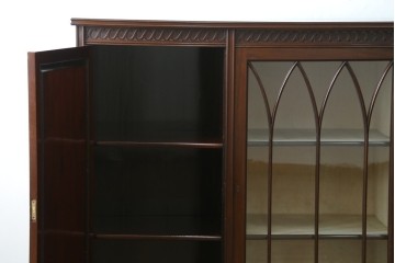 イギリスアンティーク　マホガニー材の美しい杢目が目を引く猫脚のサイドキャビネット　(R-069110)