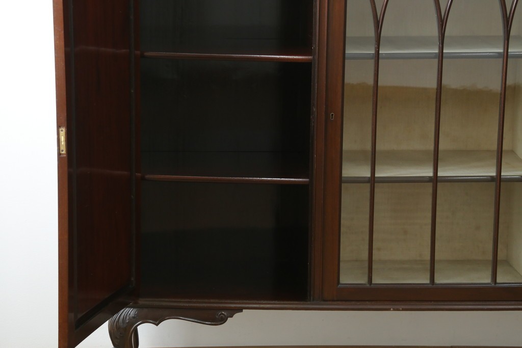 イギリスアンティーク　マホガニー材の美しい杢目が目を引く猫脚のサイドキャビネット　(R-069110)