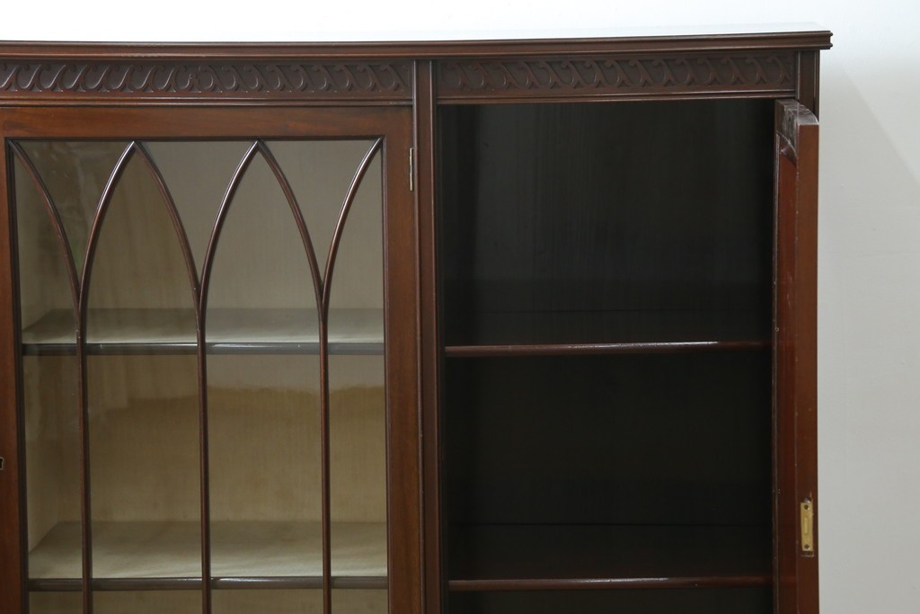 イギリスアンティーク　マホガニー材の美しい杢目が目を引く猫脚のサイドキャビネット　(R-069110)