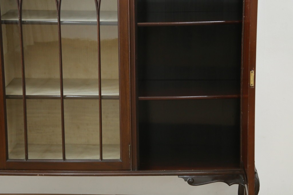 イギリスアンティーク　マホガニー材の美しい杢目が目を引く猫脚のサイドキャビネット　(R-069110)