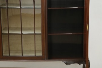 イギリスアンティーク　マホガニー材の美しい杢目が目を引く猫脚のサイドキャビネット　(R-069110)