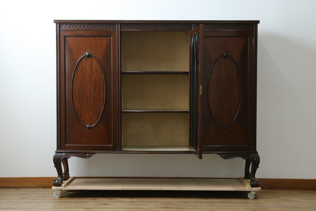 イギリスアンティーク　マホガニー材の美しい杢目が目を引く猫脚のサイドキャビネット　(R-069110)