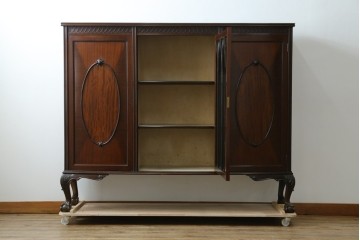 イギリスアンティーク　マホガニー材の美しい杢目が目を引く猫脚のサイドキャビネット　(R-069110)