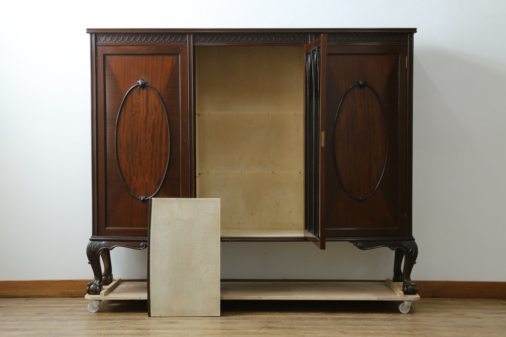 イギリスアンティーク　マホガニー材の美しい杢目が目を引く猫脚のサイドキャビネット　(R-069110)