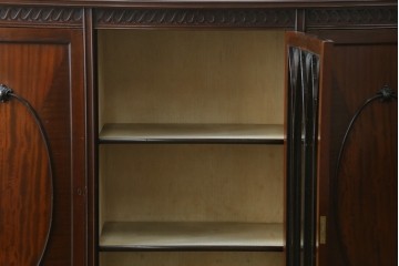 イギリスアンティーク　マホガニー材の美しい杢目が目を引く猫脚のサイドキャビネット　(R-069110)