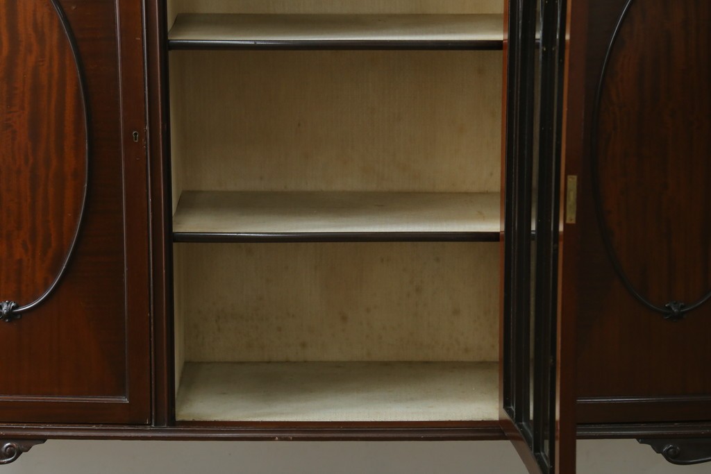 イギリスアンティーク　マホガニー材の美しい杢目が目を引く猫脚のサイドキャビネット　(R-069110)