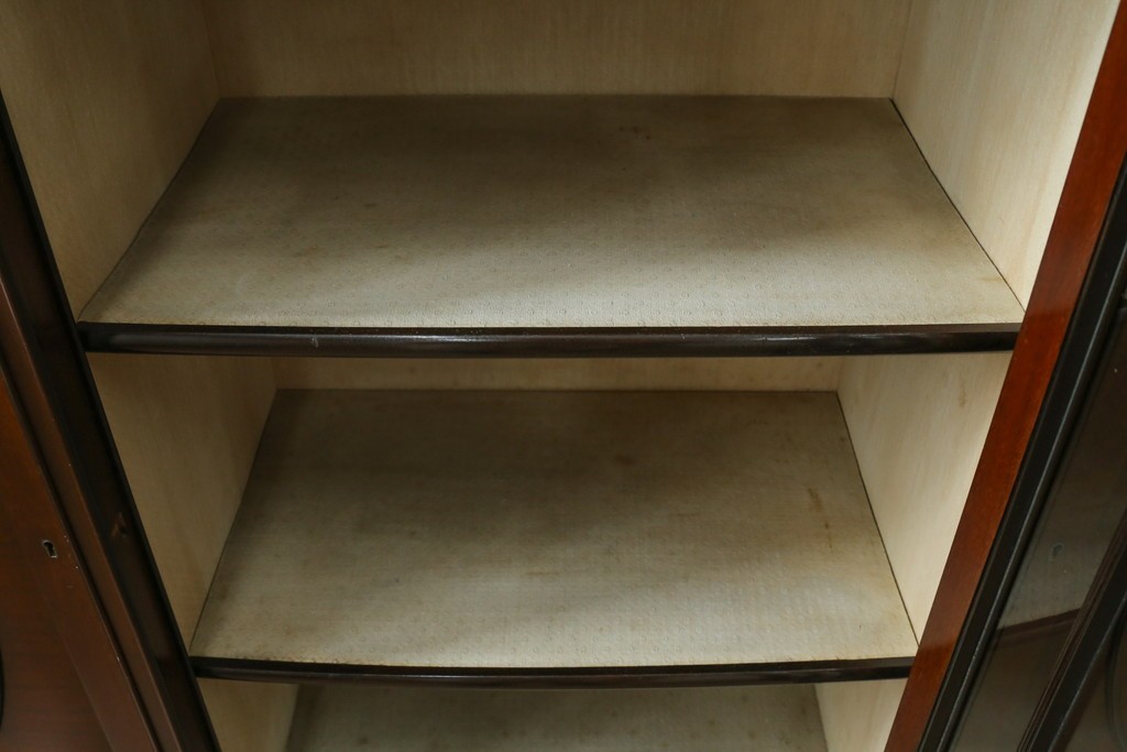 イギリスアンティーク　マホガニー材の美しい杢目が目を引く猫脚のサイドキャビネット　(R-069110)