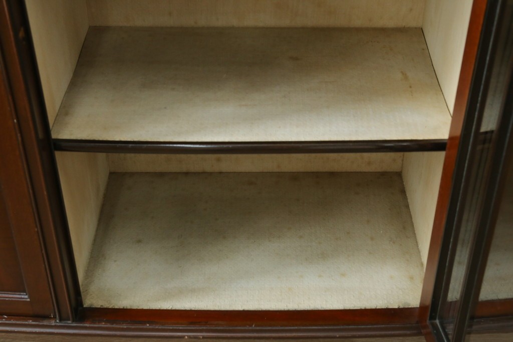 イギリスアンティーク　マホガニー材の美しい杢目が目を引く猫脚のサイドキャビネット　(R-069110)