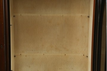 イギリスアンティーク　マホガニー材の美しい杢目が目を引く猫脚のサイドキャビネット　(R-069110)