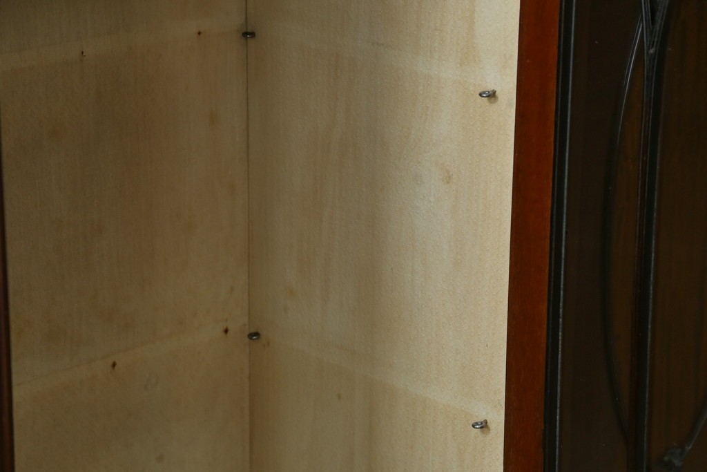 イギリスアンティーク　マホガニー材の美しい杢目が目を引く猫脚のサイドキャビネット　(R-069110)