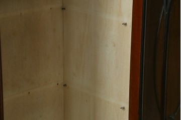 イギリスアンティーク　マホガニー材の美しい杢目が目を引く猫脚のサイドキャビネット　(R-069110)