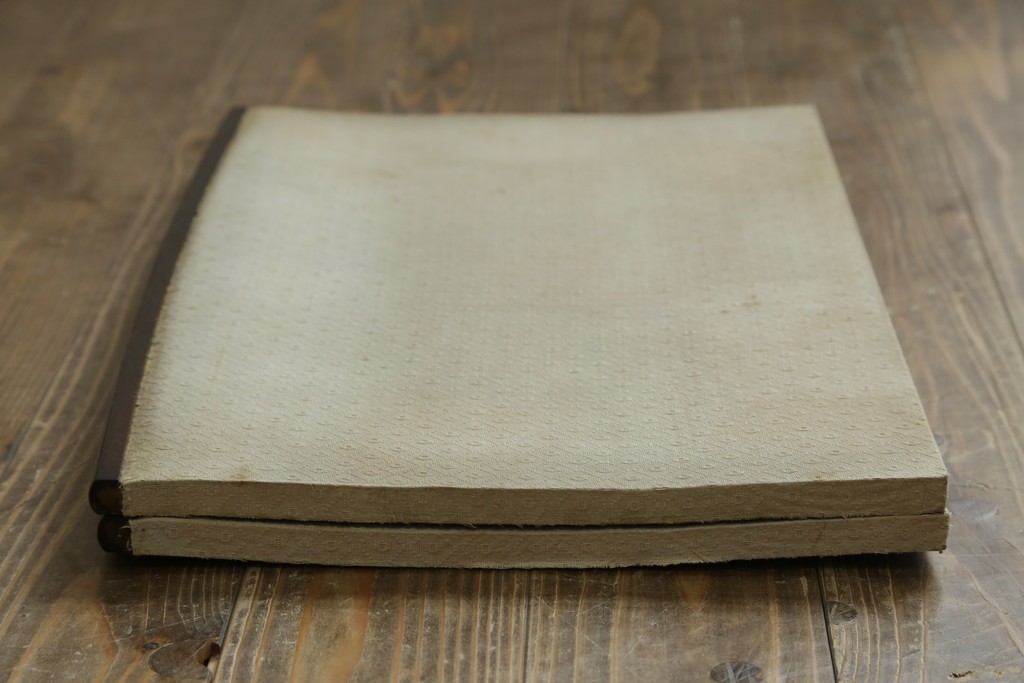 イギリスアンティーク　マホガニー材の美しい杢目が目を引く猫脚のサイドキャビネット　(R-069110)