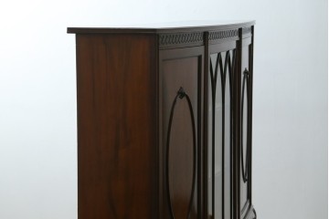 イギリスアンティーク　マホガニー材の美しい杢目が目を引く猫脚のサイドキャビネット　(R-069110)