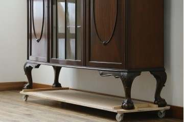 イギリスアンティーク　マホガニー材の美しい杢目が目を引く猫脚のサイドキャビネット　(R-069110)