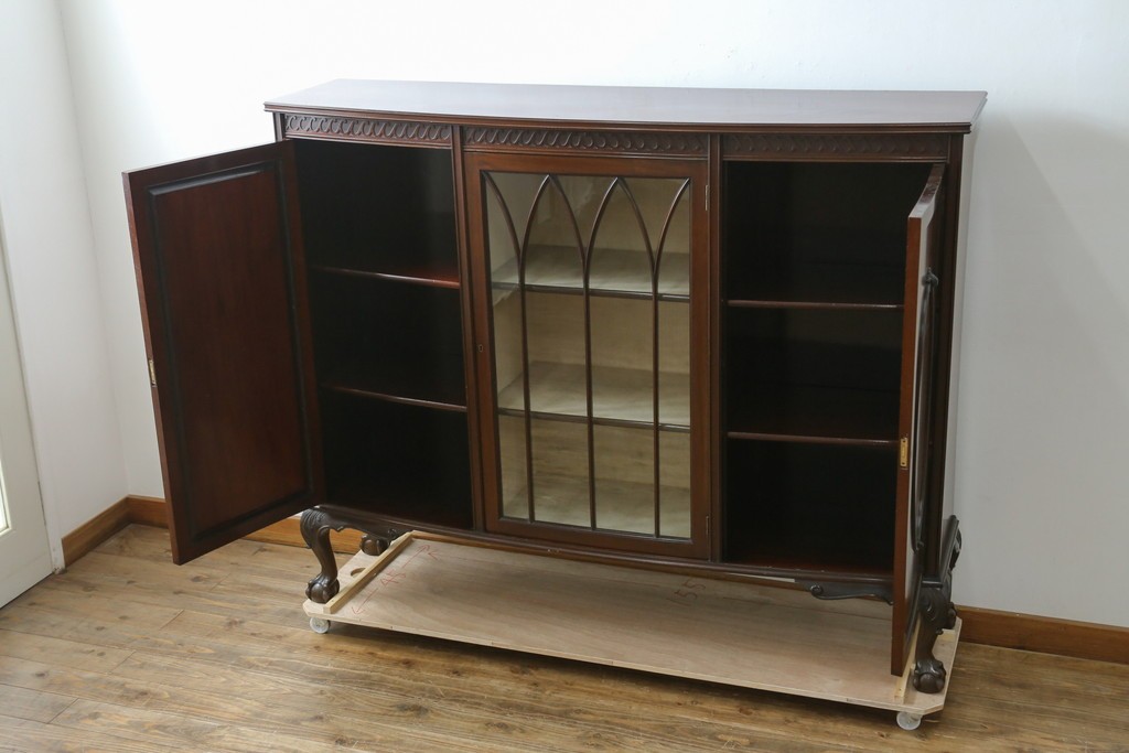 イギリスアンティーク　マホガニー材の美しい杢目が目を引く猫脚のサイドキャビネット　(R-069110)