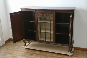 イギリスアンティーク　マホガニー材の美しい杢目が目を引く猫脚のサイドキャビネット　(R-069110)