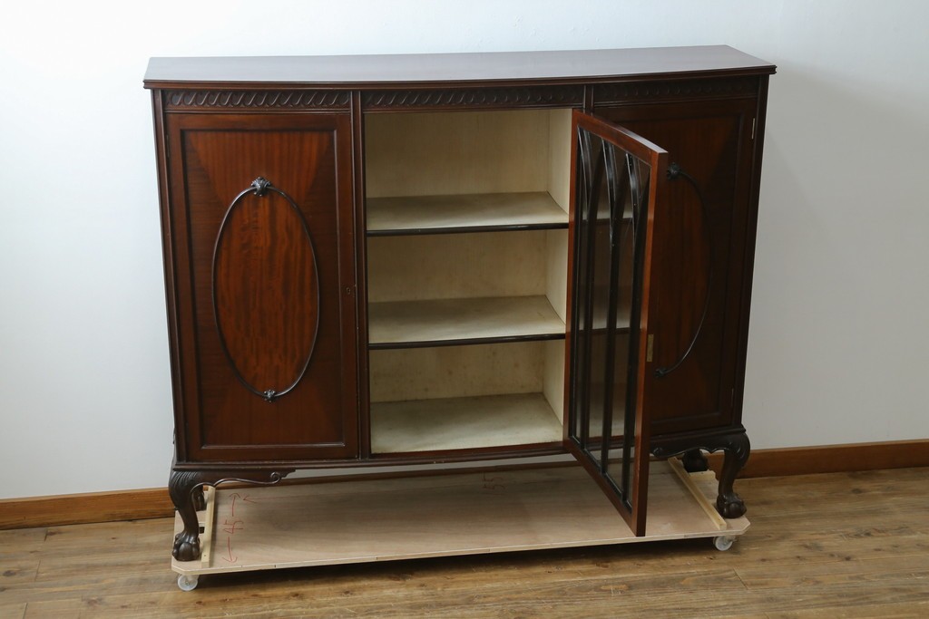 イギリスアンティーク　マホガニー材の美しい杢目が目を引く猫脚のサイドキャビネット　(R-069110)