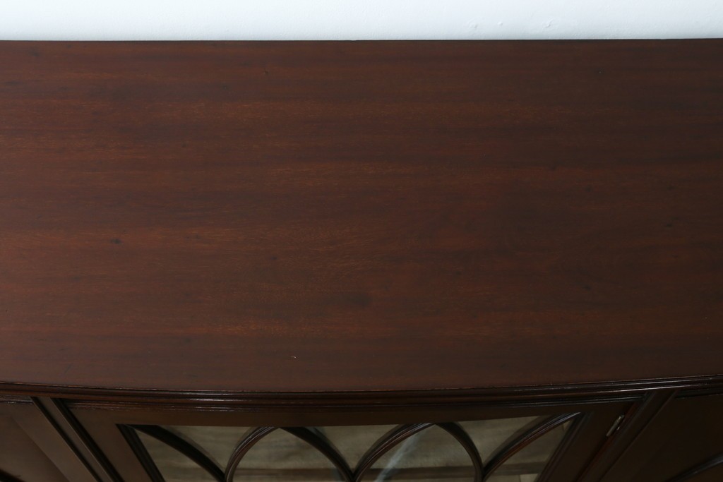 イギリスアンティーク　マホガニー材の美しい杢目が目を引く猫脚のサイドキャビネット　(R-069110)