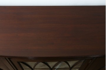 イギリスアンティーク　マホガニー材の美しい杢目が目を引く猫脚のサイドキャビネット　(R-069110)