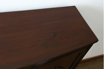 イギリスアンティーク　マホガニー材の美しい杢目が目を引く猫脚のサイドキャビネット　(R-069110)