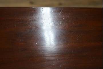 イギリスアンティーク　マホガニー材の美しい杢目が目を引く猫脚のサイドキャビネット　(R-069110)