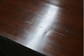 イギリスアンティーク　マホガニー材の美しい杢目が目を引く猫脚のサイドキャビネット　(R-069110)