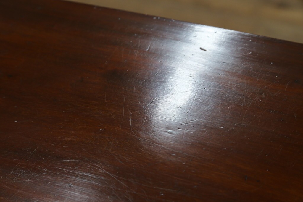 イギリスアンティーク　マホガニー材の美しい杢目が目を引く猫脚のサイドキャビネット　(R-069110)