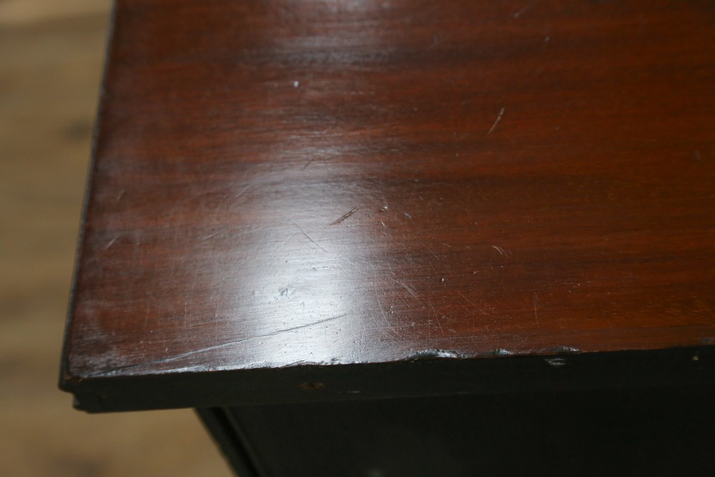 イギリスアンティーク　マホガニー材の美しい杢目が目を引く猫脚のサイドキャビネット　(R-069110)