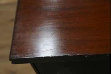 イギリスアンティーク　マホガニー材の美しい杢目が目を引く猫脚のサイドキャビネット　(R-069110)