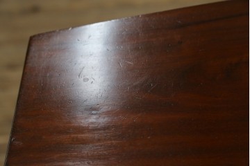 イギリスアンティーク　マホガニー材の美しい杢目が目を引く猫脚のサイドキャビネット　(R-069110)