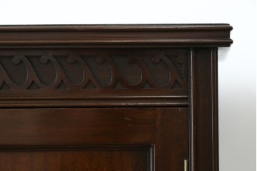 イギリスアンティーク　マホガニー材の美しい杢目が目を引く猫脚のサイドキャビネット　(R-069110)