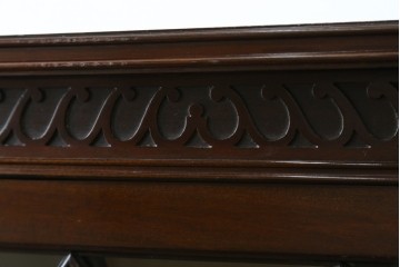 イギリスアンティーク　マホガニー材の美しい杢目が目を引く猫脚のサイドキャビネット　(R-069110)